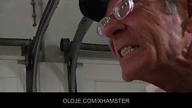 准备她的阴部和屁股渗透