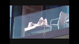 用手中的吉他性感