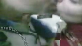 年轻白肤金发的女孩赤裸在领域