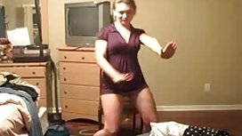 美味的金发女郎一点一点变得赤裸