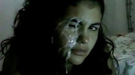 脱衣舞娘在她的阴部穿孔