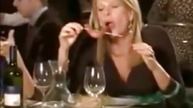 一只大黑公鸡，像一只胳膊