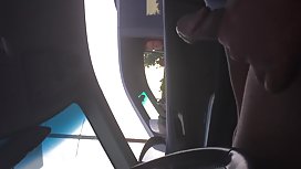 下雪了，她太酷了