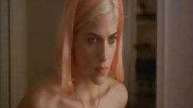 邻居在花园旁边