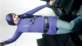 她的乳房很小，但是她的阴部......