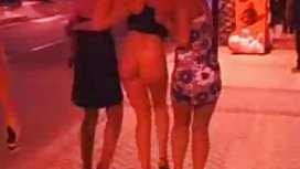 印度女孩在海边