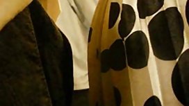 爱丽丝摆在岩石上