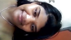 邻近的日光浴者在露台上裸体